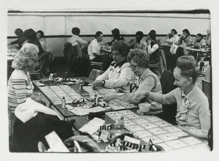 vecchia foto di una partita di bingo